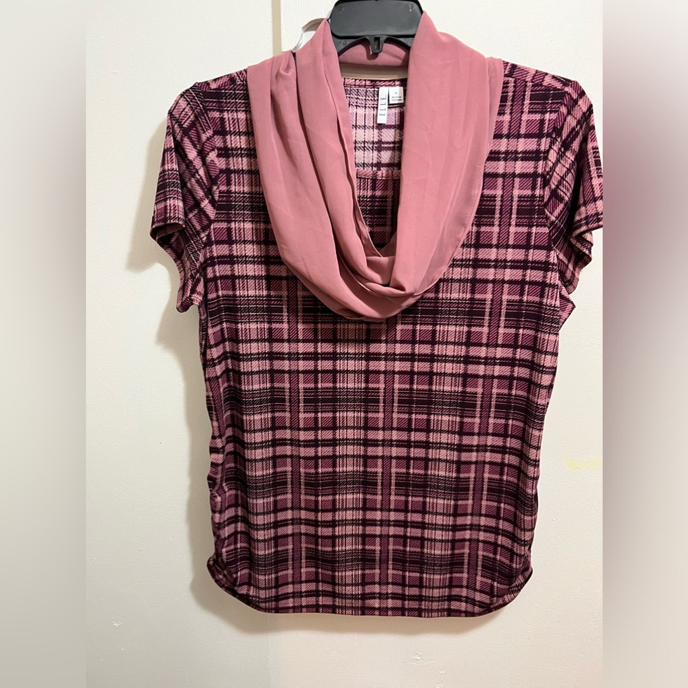 Elle shirt. Excellent condition smoke and pet free XL